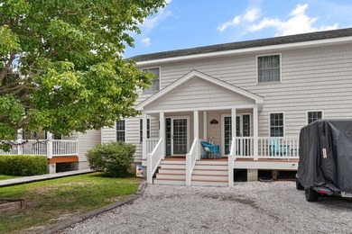 Enjoy easy coastal living in this beautifully maintained - photo 3