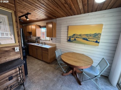 Rare Original Single-Level Round-Top Floating Home | Oregon - photo 20