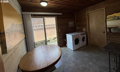 Rare Original Single-Level Round-Top Floating Home | Oregon - photo 22