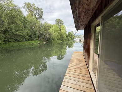 Rare Original Single-Level Round-Top Floating Home | Oregon - photo 30