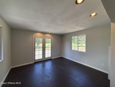 Delightful lakeside cabin on Idyllic 4.9 acres with convenient - photo 18