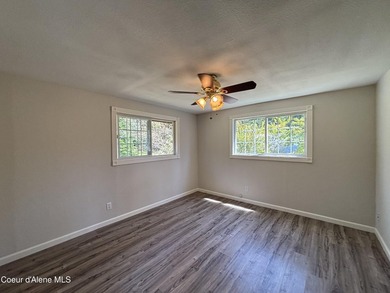 Delightful lakeside cabin on Idyllic 4.9 acres with convenient - photo 24