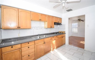 Large Lot + Prime Location + Investment Potential! Centrally - photo 2