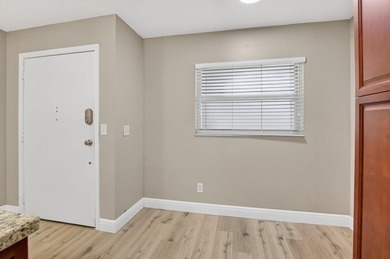Rarely available corner unit in sought-after Boca Barwood, a - photo 12