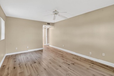 Rarely available corner unit in sought-after Boca Barwood, a - photo 22