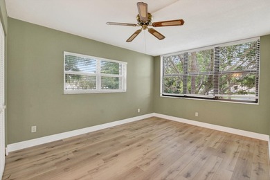 Rarely available corner unit in sought-after Boca Barwood, a - photo 27