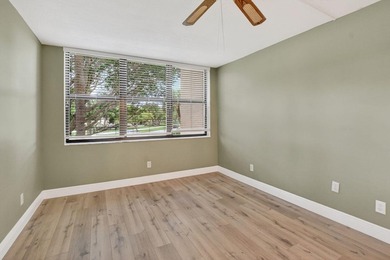 Rarely available corner unit in sought-after Boca Barwood, a - photo 28