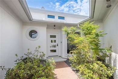 This fully renovated 4,270 sqft canal front estate in Island - photo 3