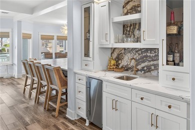 This fully renovated 4,270 sqft canal front estate in Island - photo 7