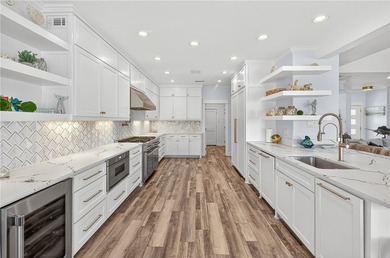 This fully renovated 4,270 sqft canal front estate in Island - photo 10