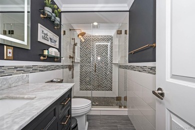 ***WELCOME TO 18 WORDEN PLACE, WEST BABYLON--This beautifully - photo 24