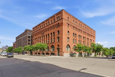 Located on a quiet street in the heart of the North Loop, you - photo 6