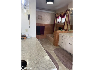 Iconic Keokuk home with amazing living space all on one floor! - photo 50