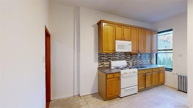 Rent stabilized six-family with a store for sale in a Prime - photo 4