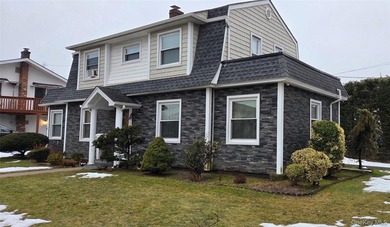 Welcome to this spacious and inviting Colonial in Freeport - photo 2