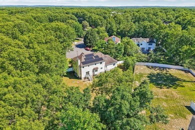 Stunning 5-bedroom, 3.5-bathroom Colonial situated on an - photo 25