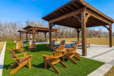 Sophisticated residence situated just off the tee of the golf - photo 33