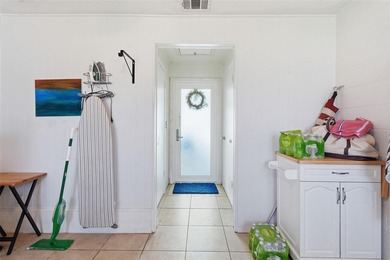 Under contract-accepting backup offers. Welcome to this - photo 31