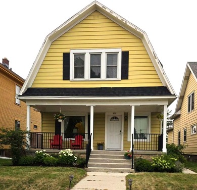 Large update 4 bedroom, 1.5 bath home. 2 blocks from lake - photo 2
