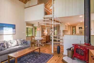 Tree House Cottage is a magical property overlooking Hosmer Pond - photo 9