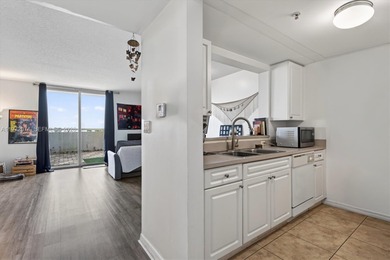 Spacious 1BD/1BA condo, CONVENIENTLY  minutes  away from