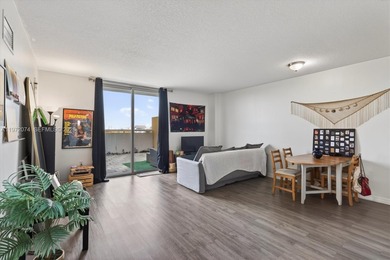 Spacious 1BD/1BA condo, CONVENIENTLY  minutes  away from