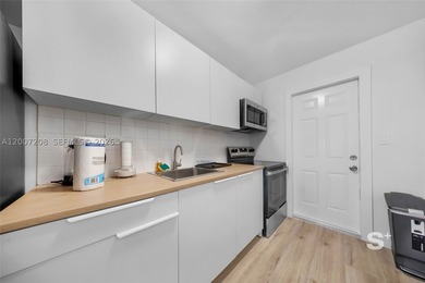 Rare opportunity to acquire Casa Park, a fully renovated 14-unit - photo 13
