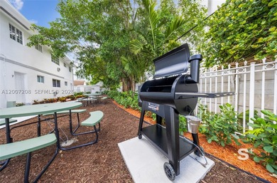 Rare opportunity to acquire Casa Park, a fully renovated 14-unit - photo 28