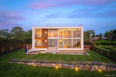 Cutchogue Showstopper. Perched atop a 55-foot bluff overlooking - photo 3