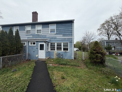 2 BR, 1 BA townhouse-style unit with great potential! Features - photo 1