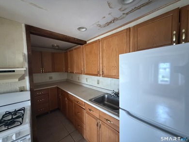 2 BR, 1 BA townhouse-style unit with great potential! Features - photo 9