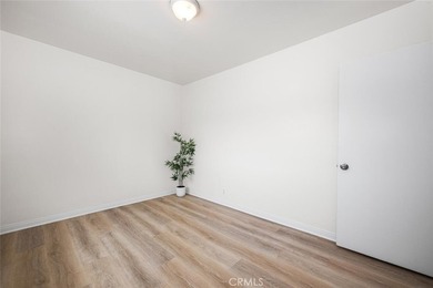 Premier location in Belmont Shore~ WALKING DISTANCE to the Ocean - photo 13