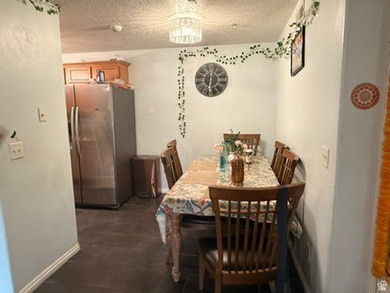 Welcome to this beautifully maintained 3-bedroom, 2-bathroom - photo 3