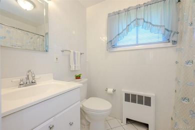Meticulously maintained by the owner, this classic Cape - photo 12