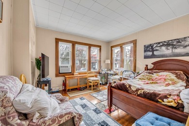 Brick detached 2-family home featuring a spacious 5-room - photo 9