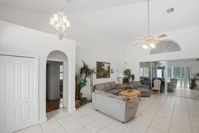 Welcome to this well-appointed single-story residence in Winding - photo 13