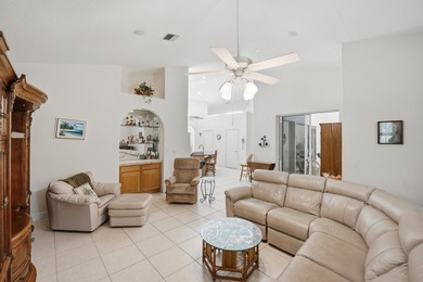 Welcome to this well-appointed single-story residence in Winding - photo 15