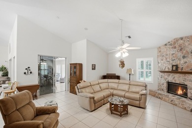 Welcome to this well-appointed single-story residence in Winding - photo 17