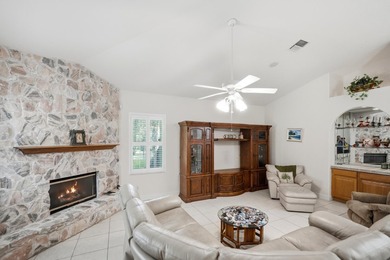 Welcome to this well-appointed single-story residence in Winding - photo 18