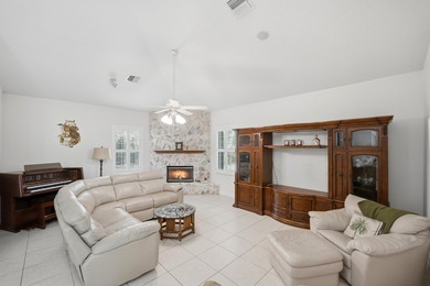 Welcome to this well-appointed single-story residence in Winding - photo 19