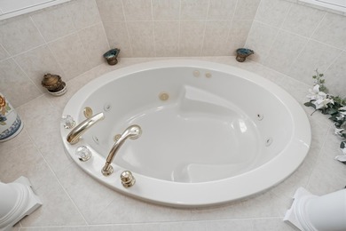 Welcome to this well-appointed single-story residence in Winding - photo 34