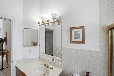 Welcome to this well-appointed single-story residence in Winding - photo 38