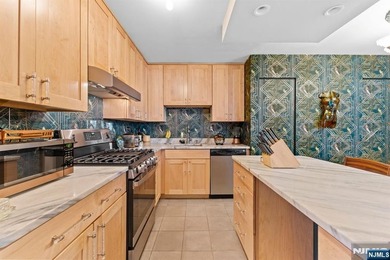 This fully renovated 1,100 sq ft Riviera Towers 1-bedroom - photo 12