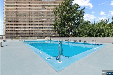 This fully renovated 1,100 sq ft Riviera Towers 1-bedroom - photo 23