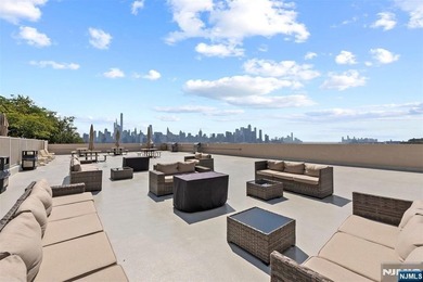 This fully renovated 1,100 sq ft Riviera Towers 1-bedroom - photo 25