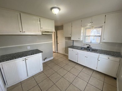 Welcome home to WESTCHESTER PLACE subdivision. This - photo 4