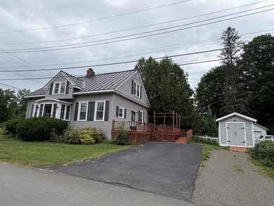 Come check out this neat cape! Vinyl siding, standing seam metal
