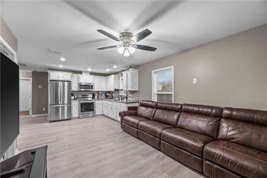 This beautiful 3 bedroom, 2 bath home with 1 car garage is ready - photo 2