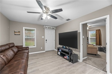 This beautiful 3 bedroom, 2 bath home with 1 car garage is ready - photo 3