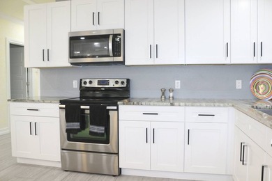 Stunning Key West-Inspired Gem in Sarasota's Premier 55+ Resort - photo 27